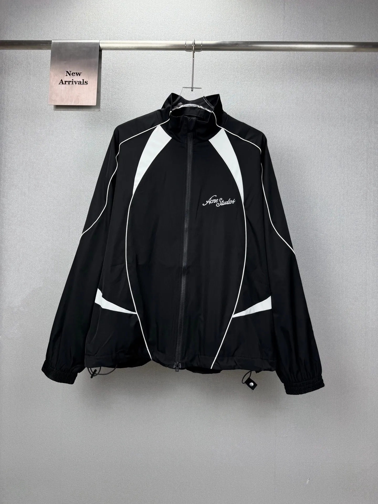 (Top version) Acne Studios 2026 New Arrival Stitched Contrast Color Embroidered Letters Couple Stand Collar Jacket Sports Jacket High version High version The fabric is made of light and windproof woven material Double-layer liner, lining mesh fabric High version High Quality😘😘 The fabric is waterproof, Wear-Resistant, light, breathable, wind-resistant, very comfortable to the touch, fashionable and personalized, super Versatile and a good-looking jacket Very suitable for both men and women. A must-have item for everyone. Packaging, tag, collar label, washed wheat, complete 👍 Color: Black Size: S-XL